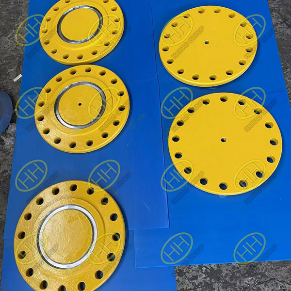 API 6A standard blind flange with three coats of paint coating